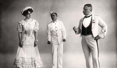 佛罗伦萨·詹姆森（Florence Jameson），雷金纳德·斯威兹（Reginald Switz）和阿尔弗雷德·克拉克（Alfred clarke）的场景来自20世纪的《蓝月亮》。 作者 富勒姆和班菲尔德