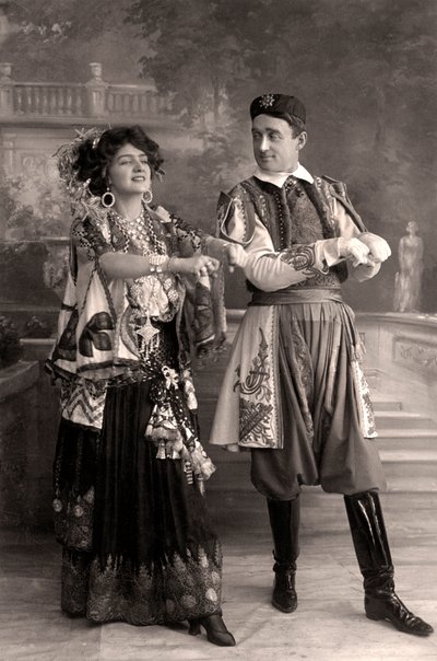 Lily Elsie和Joseph Coyne在《风流寡妇》中，1908年。 作者 富勒姆和班菲尔德
