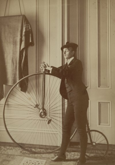 房子里有一辆 Penny Farthing 自行车，c.1890（棕褐色照片） 作者 弗朗西斯·本杰明·约翰斯顿