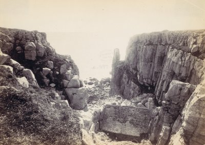 [带有海景的岩石入口]，1870年代。 作者 弗朗西斯·贝德福德