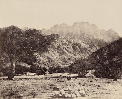 1858 年，从埃及瓦迪费兰（Wádee Feyrán）看塞巴尔山（照片 作者 弗朗西斯·弗里斯