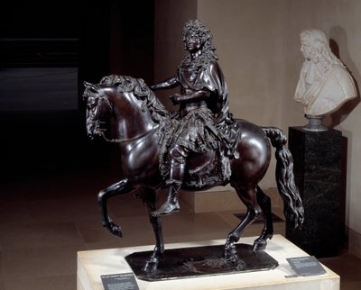 路易十四国王（1638-1715）的马术雕像，用失蜡法融化的青铜。雕塑家弗朗索瓦-吉拉尔东（1628-1715）。17世纪。太阳 1,02x0,98x0,5米 巴黎卢浮宫博物馆 作者 Francois Girardon
