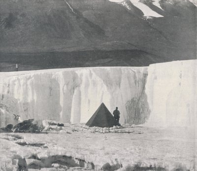 泰勒冰川地表沟中的凹室营地，c1911，1913年 作者 弗兰克·德本汉