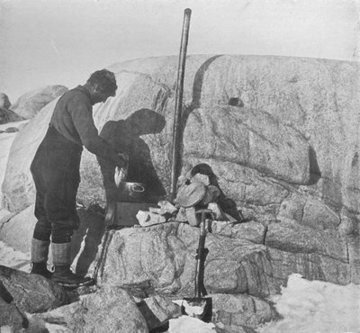 1913年在罗伯斯角（Cape Roberts）的炉子上的福特火炉上做的福特海豹炒菜 作者 弗兰克·德本汉