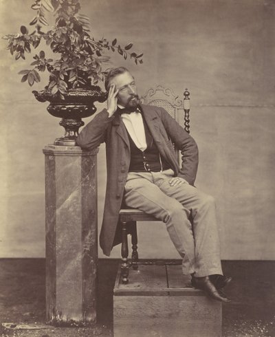 [Mathias Höusermann以肘部坐在基座上，手持花瓶]，1850-60年代。 作者 弗朗茨·安托万