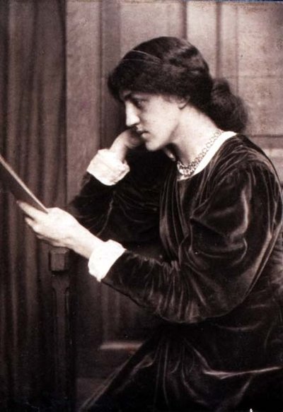 梅-莫里斯（1862-1938）的肖像照片，简-莫里斯的女儿，由弗雷德里克-霍利耶（1837-1933）拍摄。 作者 弗雷德里克·霍利尔