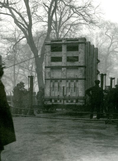 运输女性亚洲大象Lukhi，在一个木箱，伦敦动物园，1923年 作者 弗雷德里克·威廉·邦德
