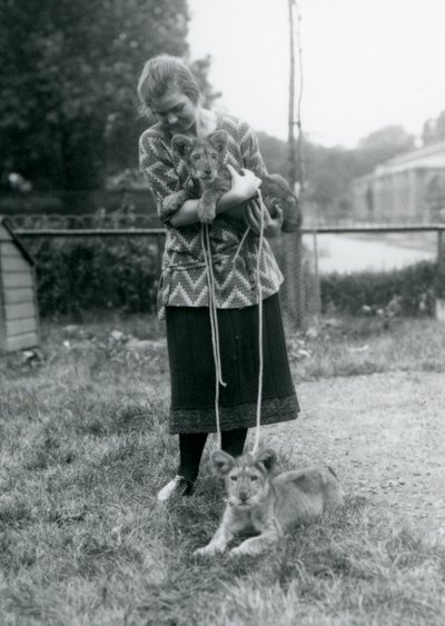 与一个少妇的两只幼狮在伦敦动物园在1925年8月 作者 弗雷德里克·威廉·邦德
