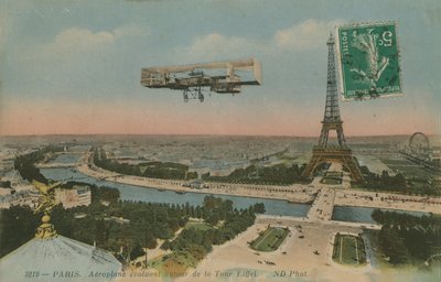盘旋在艾菲尔铁塔附近的飞机在巴黎，法国。明信片于1913年寄出。 作者 法国摄影师