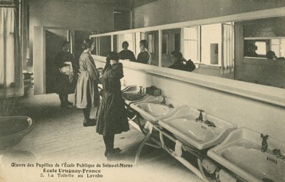 Bathrooms in the public school in Seine-et-Marne (b/w photo) 作者 法国摄影师