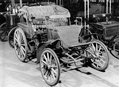 奔驰车，1898年 作者 法国摄影师