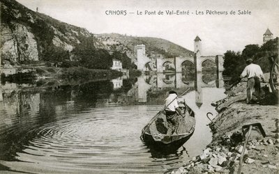 20 世纪初的卡奥尔：沙渔民和他们在 Lot 上的船，Val-entre (Valentre) 桥 作者 法国摄影师