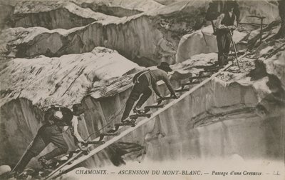 夏蒙尼 - 勃朗峰的攀登。登山者通过缝隙。明信片于1913年寄出。 作者 法国摄影师