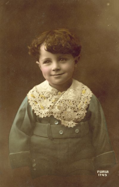 Cute boy, with a big smile (colour photo) 作者 法国摄影师