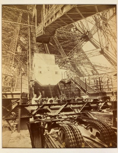 在艾菲尔铁塔上操作升降系统的设备，c.1888 作者 法国摄影师