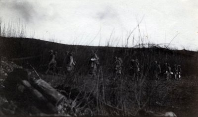 第一次世界大战（1914-1918）：一群士兵在罗库尔（圣昆廷）行进（艾森河）。 作者 法国摄影师