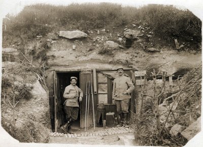 第一次世界大战（1914-1918）：德-贝内代蒂中尉的指挥所，左边是秘书，右边是营部的准尉。他们之间有导火索信号，潜望镜，鱼雷。05/1916 作者 法国摄影师