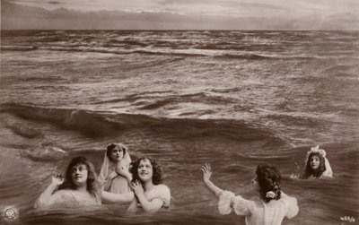 海上五个穿着衣服的女人（photocollage） 作者 法国摄影师