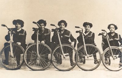 五个女孩，大概是法国人，骑着自行车（黑白照片） 作者 法国摄影师