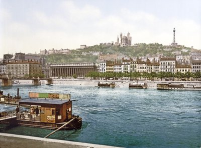Fourvière来自St. Antoine Quay，里昂，酒吧。 c.1900 作者 法国摄影师