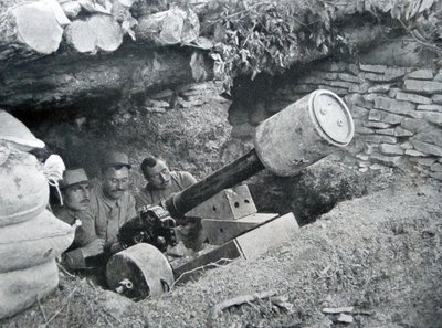 1915年，法国用48发射地雷 作者 法国摄影师