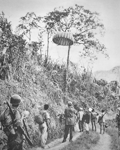 1953年11月至1954年5月，在围攻奠边府期间，法国和越南士兵收回空降的物资（黑白照片）。 作者 法国摄影师