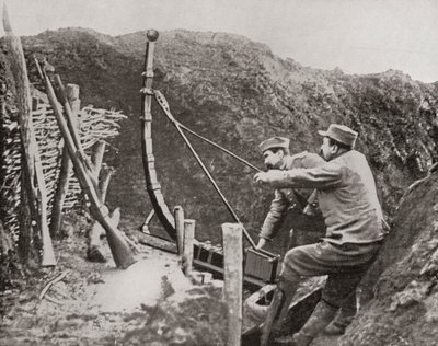 1915年，“战争新闻报”中的法国士兵在第一次世界大战期间使用弹射器投掷炸弹 作者 法国摄影师
