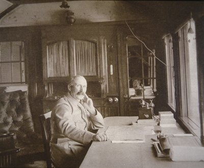 1916 年 2 月至 12 月凡尔登战役期间，贝当将军在他的铁路货车沙龙总部（黑白照片） 作者 French Photographer