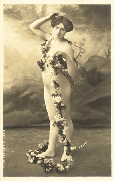 身体长袜的女孩拿着花的诗歌选 作者 French Photographer