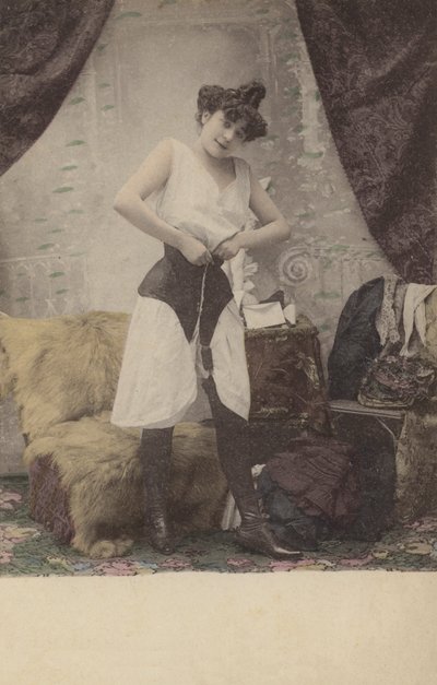 撤消她的紧身胸衣的女孩 作者 French Photographer