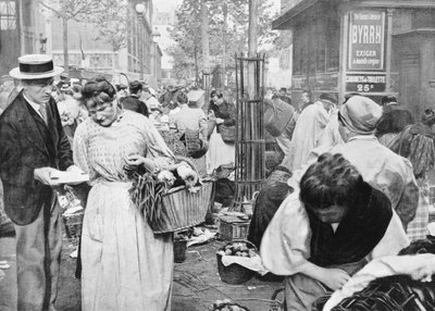 Hawker在买家和卖家之间，Les Halles，巴黎，1896年 作者 French Photographer