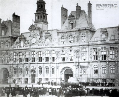 1871年5月3日在巴黎的Hotel de Ville酒店外面附上公社的宣言，为气球充气 作者 法国摄影师