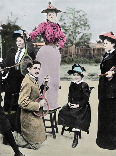 法国作家马塞尔·普鲁斯特（Marcel Proust），1892年在巴黎比诺（Bineau）网球大道上，一群年轻女子在网球拍上弹吉他 作者 法国摄影师