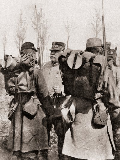 1915年，“图画战争新闻”中的元帅约瑟夫雅克塞塞尔Joffre检查了他的部队 作者 法国摄影师