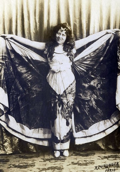 Loie Fuller (1862-1928) 的肖像，美国喜剧演员、歌手、舞者。 作者 法国摄影师