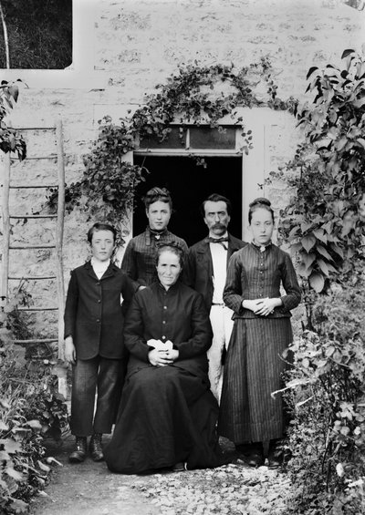Bourmont en Haute Marne 附近一家人的画像。 19 世纪后期的摄影。 Ducos 收藏。 作者 法国摄影师