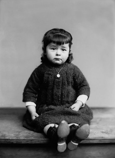 来自上马恩省布尔蒙特的一个小女孩的肖像，她戴着洗礼奖章。 19 世纪后期的摄影。 Ducos 收藏。 作者 法国摄影师