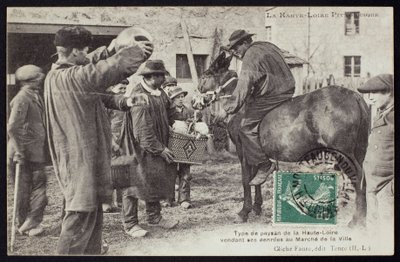 描述在Haute-Loire的一位农夫的明信片在市场上卖食物，c.1900 作者 法国摄影师