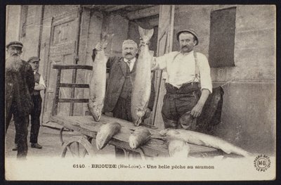 明信片描绘了在Brioude，Haute-Loire，c.1900的鲑鱼的好捕获 作者 法国摄影师