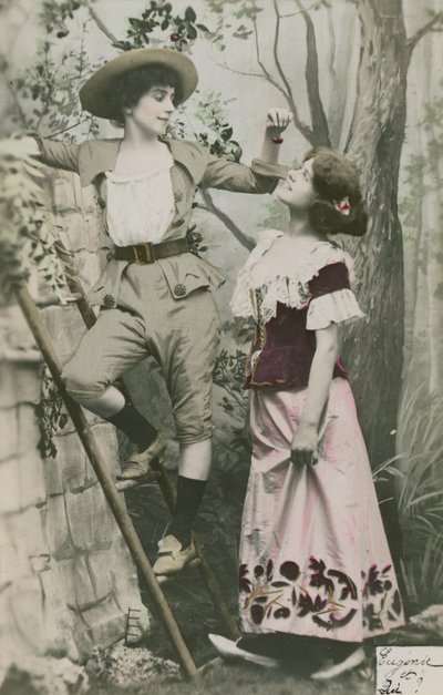 明信片显示两个女孩穿着服装与樱桃，1913年发送（手工彩色照片） 作者 法国摄影师