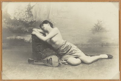 曼陀林斜倚的女人，c.1895（明胶银印） 作者 法国摄影师