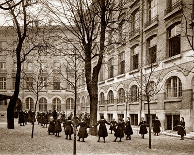 十九世纪末，1900年之前，巴黎的赛瑟瓦尔夫人学校（卡尔卡多-赛瑟瓦尔）的娱乐法庭（黑白照片 作者 法国摄影师