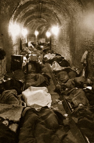 1940年9月，勒阿弗尔的居民在火车隧道中寻求庇护 作者 法国摄影师