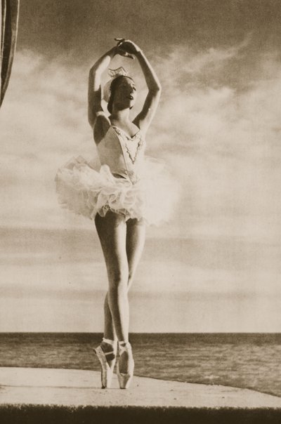 天鹅湖的Rosella Hightower，来自Grand Ballet de Monte-Carlo，1949年（照相凹版） 作者 法国摄影师