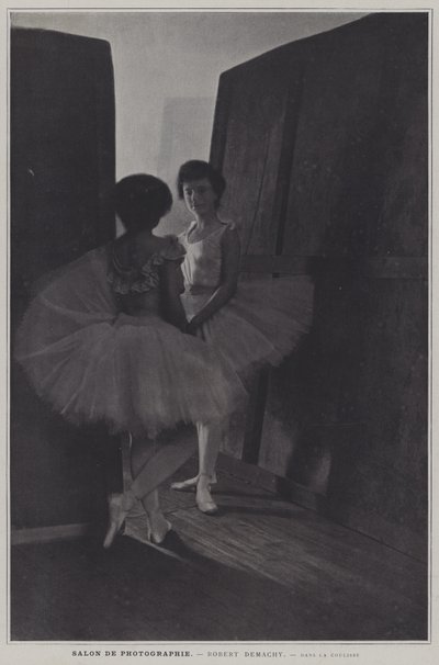 Salon de Photographe: Dans la Coulisse (Behind the Scenes) (b/w photo) 作者 法国摄影师