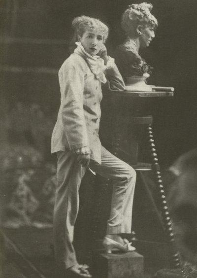 莎拉·伯恩哈特 (Sarah Bernhardt)，摄于 1869 年（黑白照片） 作者 法国摄影师