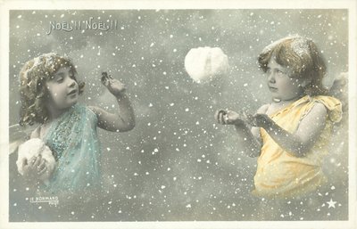 投掷雪球的两个女孩天使在彼此 作者 法国摄影师