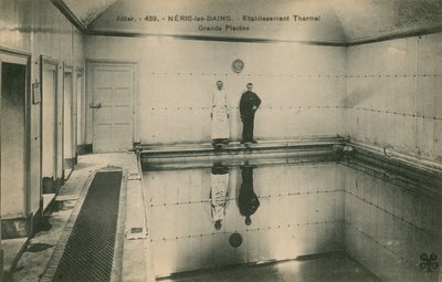 站立在热量浴的两个人在Neris les Bains在法国。明信片于1913年寄出。 作者 法国摄影师
