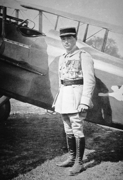 1918年5月8日，一战法国王牌飞行员Rene Fonck中尉在取得六次胜利后被授予荣誉军团勋章（黑白照片）。 作者 法国摄影师