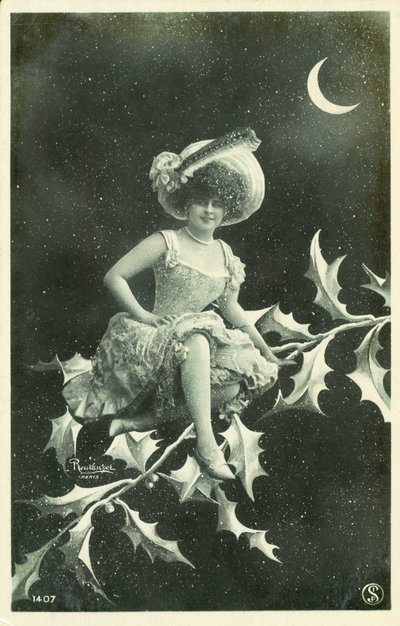 Woman sitting on a branch of holly (b/w photo) 作者 法国摄影师
